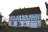 Straßenansicht - Wohnhaus mit Scheune, Garage und Baugrundstück in Erndtebrück