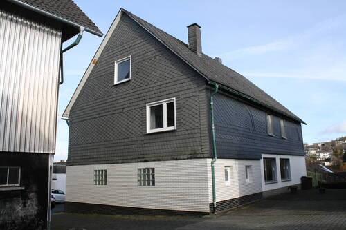 Rückansicht - 6 Zimmer Mehrfamilienhaus, Wohnhaus zum Kaufen in Erndtebrück