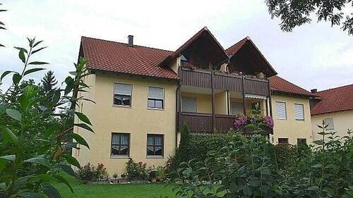 Südansicht - Die großzügige 3-Zimmer-Wohnung in einem 6-Familienhaus wird Sie begeistern!