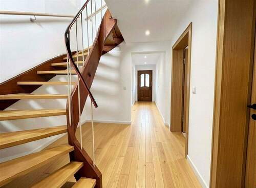 Treppenaufgang EG - (KI generiert) - 