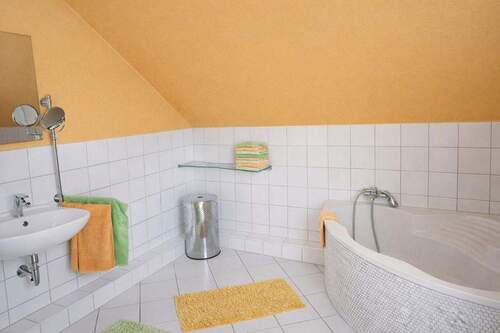 Badezimmer mit Badewanne - 