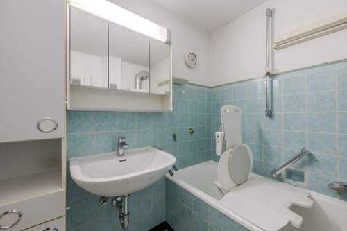 Badezimmer mit Wanne und - 