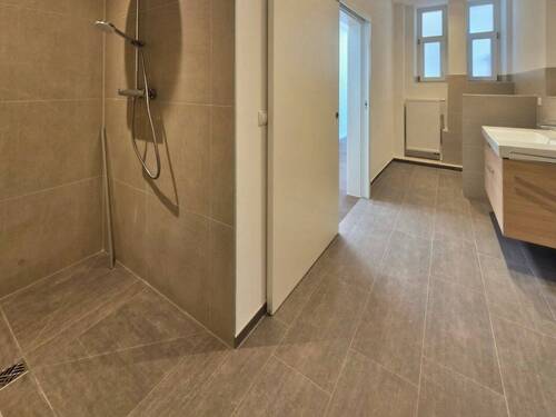 Tageslichtbad mit barrierefreier Dusche - 