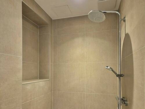 Dusche mit Regenbrause - 