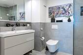Modernes Bad mit Dusche - 
