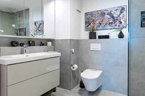Modernes Bad mit Dusche - 