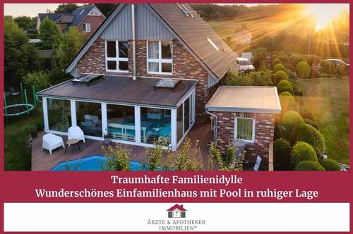 Ärzte & Apotheker Immobilien - Wunderschönes Einfamilienhaus mit Pool in ruhiger Lage von Nenndorf!