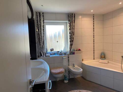 Bad EG - 9 Zimmer Mehrfamilienhaus, Wohnhaus zum Kaufen in Brunn