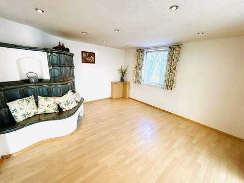 Im Erdgeschoss - Ihr Wohnzimmer mit Kachelofen - 