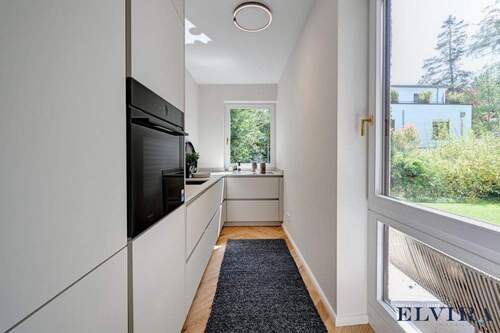 Elegante, hochwertig ausgestattete Einbauküche mit zeitlosem Design - Terrassenwohnung mit 91,00 m&sup2; in München zum Kaufen
