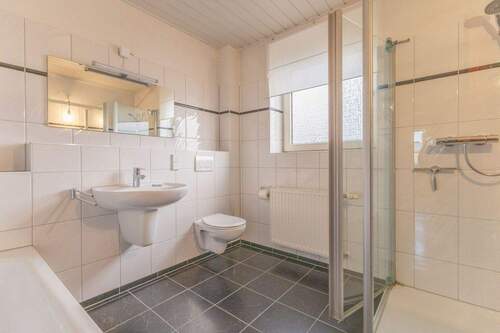 Tageslichtbad mit Badewanne und Dusche - 