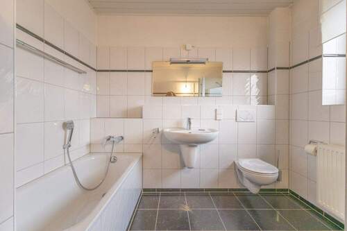 Tageslichtbad mit Badewanne und Dusche - 