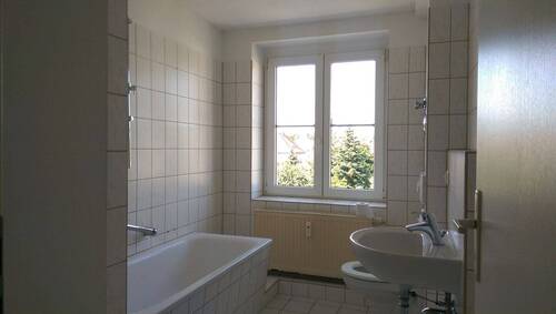 Bad mit Wanne, WC, Waschtisch und WM-Anschluss - 