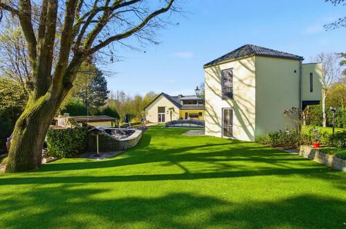 Garten mit Turm - 