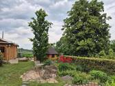 Hinterer Garten mit Grillkota und Gartenhaus - 