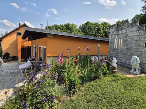 Blick zum Gebäudeensemble - 1 Zimmer Einfamilienhaus in Netzschkau
