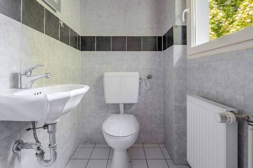 Gäste-WC (rechte Wohnung) - 