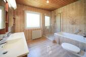 Bad mit Wanne udn Dusche - 