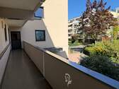 Laubengang zum Haupthaus mit Aufzug - 