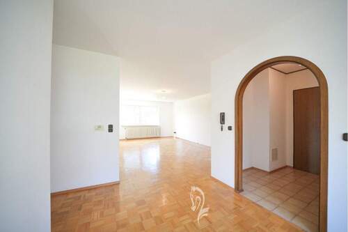 Essen mit Blick ins Wohnzimmer - 