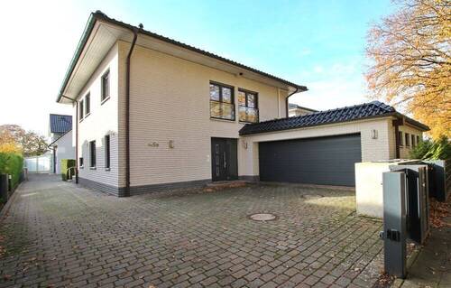 Frontansicht - 7 Zimmer Einfamilienhaus zum Kaufen in Hamburg-Poppenbüttel