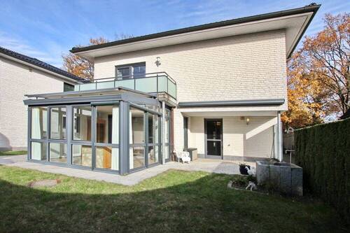 Rückansicht - 7 Zimmer Einfamilienhaus in Hamburg-Poppenbüttel