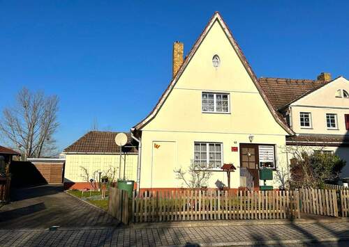Vorderansicht mit Grundstückszufahrt - Gemütliches Reihenendhaus mit Carport und Werkstatt