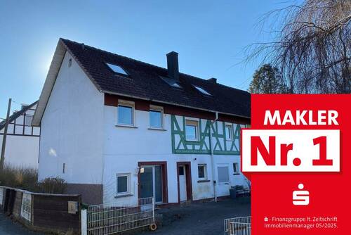 Straßenansicht - Zweifamilienhaus mit freistehender Doppelgarage