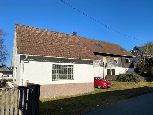 Straßenansicht mit Doppelgarage - 