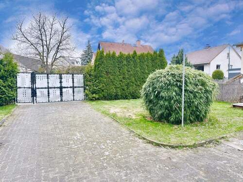 Einfahrt zum Grundstück und Vorgarten - 