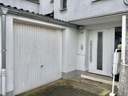 Hauseingang und Garage 1 - 