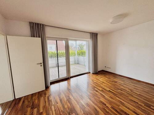 Wohnzimmer mit Ausgang zum Balkon - 4 Zimmer Etagenwohnung in Fuldatal