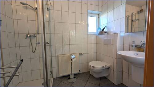Badezimmer (EG Haus 1) - 
