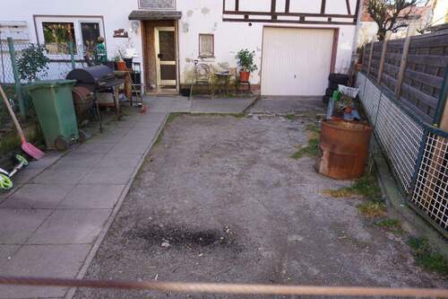 Stellplatz vor dem Haus.JPG - 