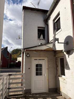 03-Haustür-Innenhof-Süd.JPG - 5 Zimmer Doppelhaushälfte zum Kaufen in Niederzier