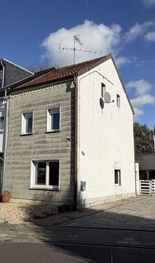 04-Straßenseite-Süd-West.JPG - 5 Zimmer Doppelhaushälfte in Niederzier