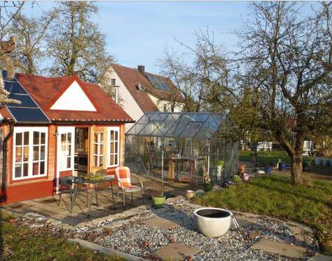 Datscha und Gewächshaus - 