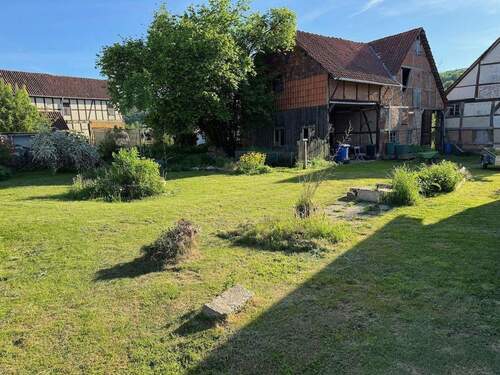 Blick durch Garten zu Scheune - 9 Zimmer Mehrfamilienhaus, Wohnhaus in Hann. Münden
