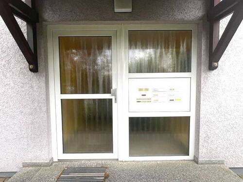 Hauseingangstüre - Etagenwohnung mit 80,00 m&sup2; in Nürnberg zum Kaufen