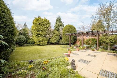 vorderer Gartenbereich mit Terrasse - 
