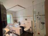 Eltern-Bad mit Dusche und Wanne - 