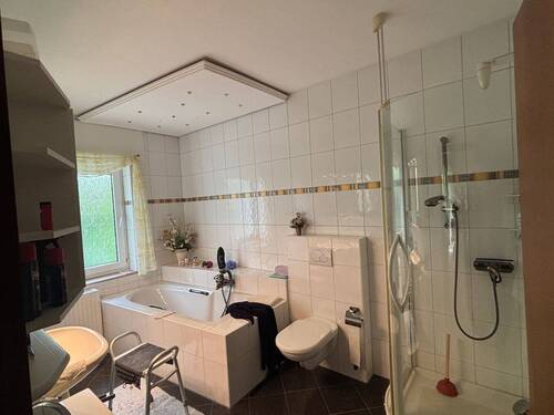Eltern-Bad mit Dusche und Wanne - 