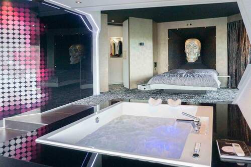12 Schlafzimmer mit Jacuzzi-Badewanne Tag - 