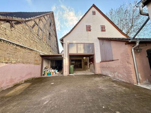 Nebengebäude mit 2 Garagen - 1 Zimmer Mehrfamilienhaus, Wohnhaus in Kirchheim am Neckar
