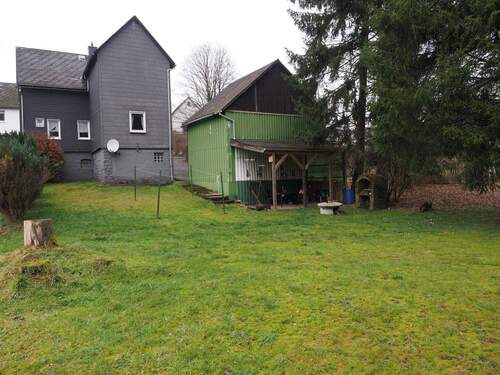 Ansicht auf Haus und Scheune mit überdachter Sitzecke - 