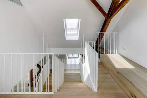 Modern gestaltete Treppe zum Galeriebereich - 