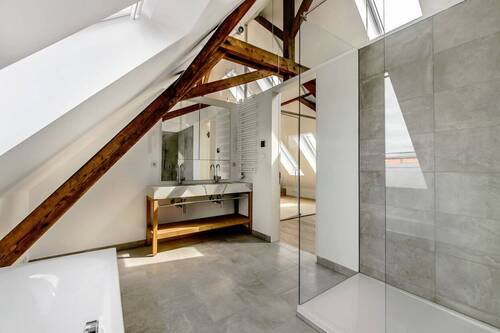 Stilvolles Tageslichtbad mit Doppelwaschbecken - 