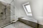 Moderne Dusche und Wanne in Verwendung hochwertiger Materialien - 