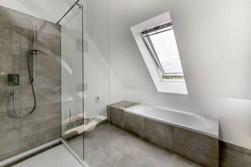 Moderne Dusche und Wanne in Verwendung hochwertiger Materialien - 