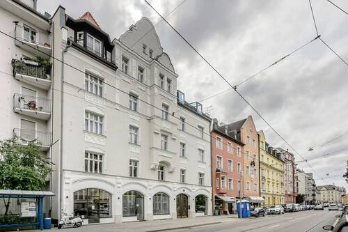 Blick auf das im Renaissance-Stil erbaute Wohn- und Geschäftshaus - 